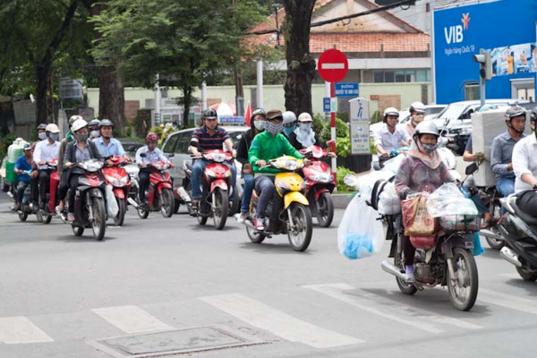 How to Cross the Street in Vietnam thumbnail