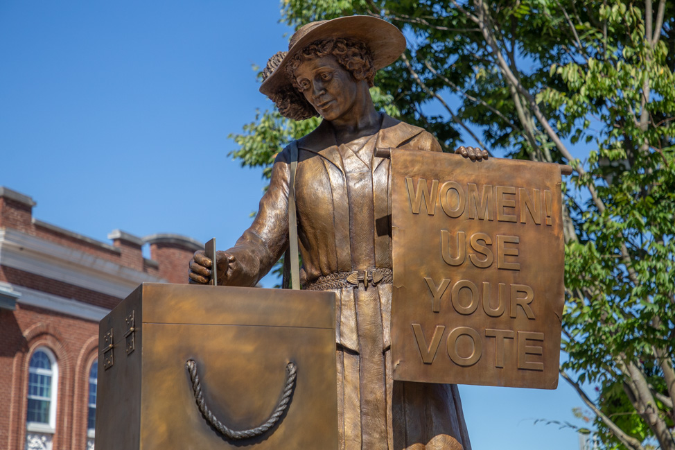 Women's suffrage sculpture in Clarksville by Roy Butler