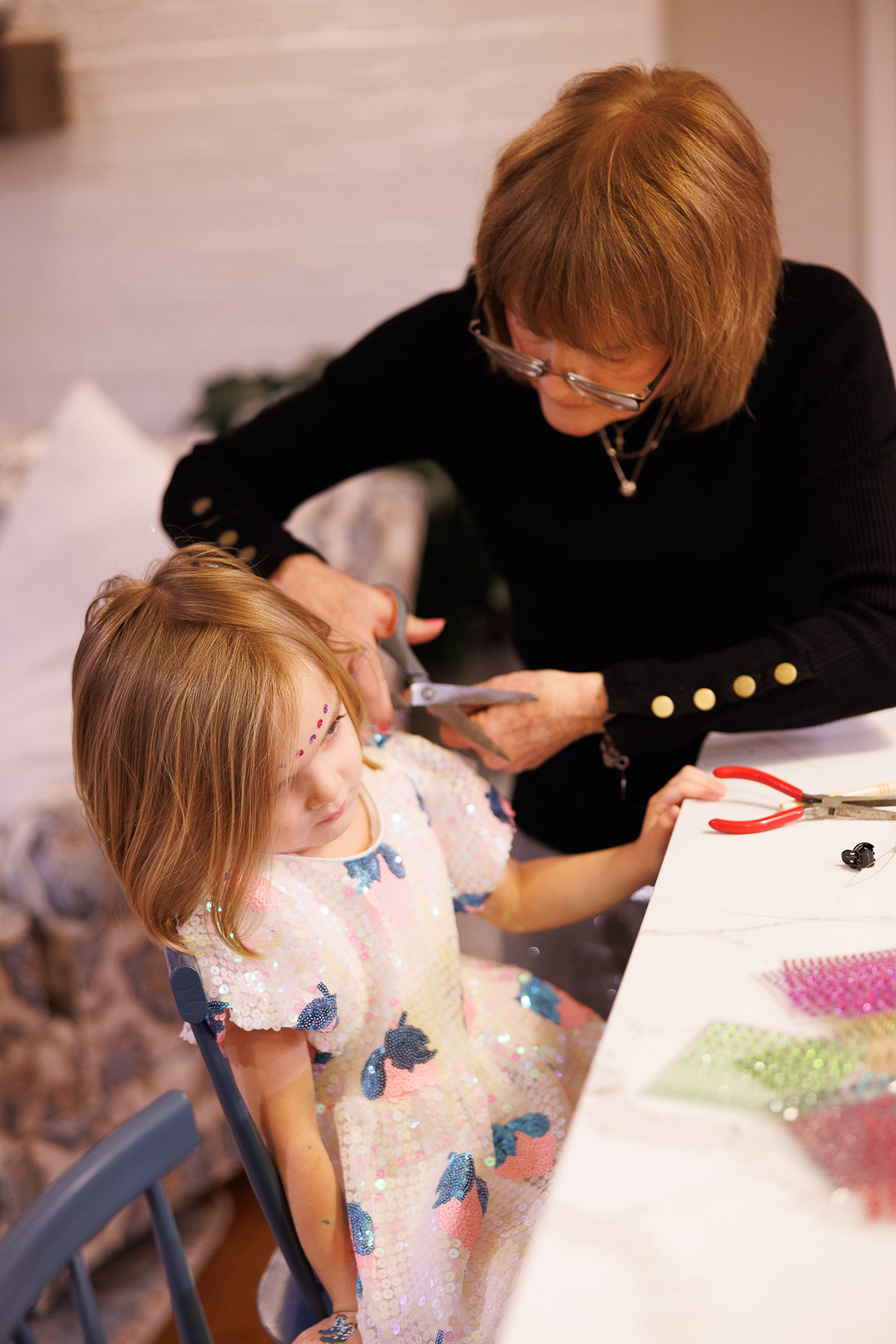 Ideas for a Taylor Swift bachelorette party or Eras-themed birthday party: hair tinsel
